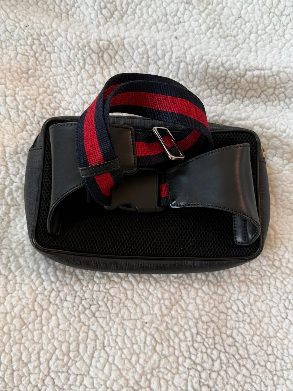 Authentic: Gucci GG Supreme Monogram Tiger Belt Bag